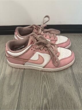 Nike Kids Pink and white dunk low sneakers